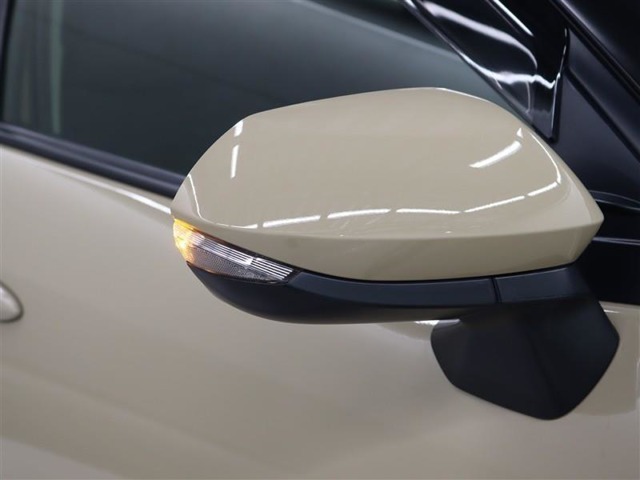 サイドターンランプ付きドアミラー。車両のドレスアップと右左折時の被視認性を兼ね備えたお洒落なミラーです。