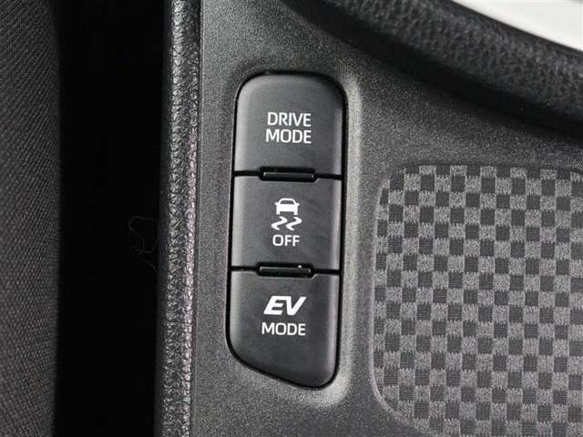 突然の強い横風にも流されず、安定走行を可能としたS-VSC(横風対応制御付)、ドライブモードスイッチ(ノーマルモード/パワーモード/エコドライブモード)・EVドライブモードスイッチが装備されています。