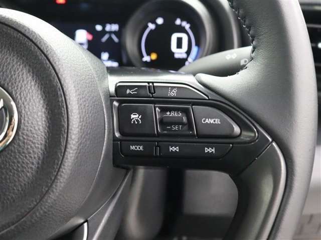 レーダークルーズコントロール使用時に、同一車線内中央を走行できるよう操舵を支援するレーントレーシングアシスト［LTA］が装着されています。