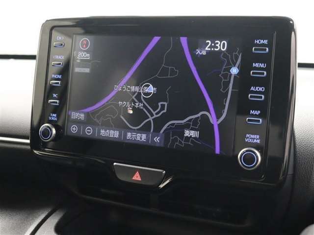 スマートフォンとの連携を可能にした8インチのディスプレイオーディオにはナビキットを搭載。AM/FM(ワイドFM対応)、Bluetooth/USB入力に対応してます。(T‐Connectは別途有料)