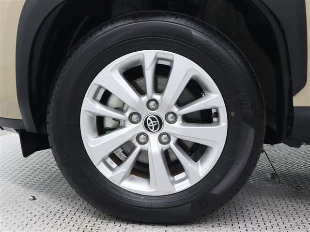 純正アルミホイールは精度が高く、走行の安定性が優れています。タイヤサイズ205/65R16