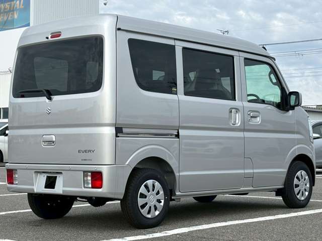 中古車・届出済未使用車を常時展示しております。お客様用大駐車場と店内にはキッズスペースもありますので、ご家族お揃いでのご来店をお待ちしております。