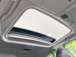 【サンルーフ】ボタンひとつで開閉可能！開放感たっぷりのサンルーフが装着されています！車内に明かりを取り入れたり景色を楽しむ以外にも、よどみがちな車内の空気も簡単に換気できて快適です！