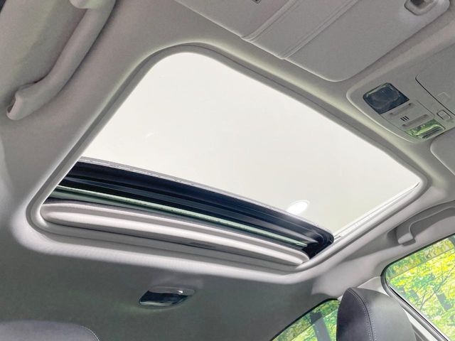 【サンルーフ】ボタンひとつで開閉可能！開放感たっぷりのサンルーフが装着されています！車内に明かりを取り入れたり景色を楽しむ以外にも、よどみがちな車内の空気も簡単に換気できて快適です！