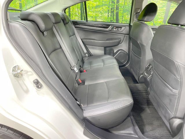 後部座席も気になるようなキズ・汚れやへたり等、大きなダメージはなく、良好な状態です。