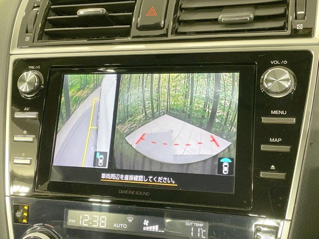 【バックカメラ】駐車時に後方がリアルタイム映像で確認できます。大型商業施設や立体駐車場での駐車時や、夜間のバック時に大活躍！運転スキルに関わらず、今や必須となった装備のひとつです！