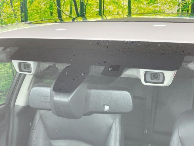 【アイサイト】前方の車両等を検知し、衝突しそうな時は警報で注意を促し、ブレーキを踏む力をサポート。ブレーキを踏めなかった場合は衝突被害軽減ブレーキが作動、衝突回避をサポートします。