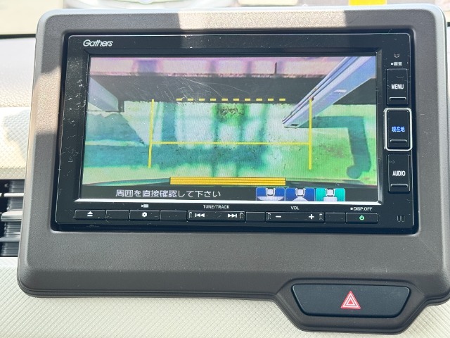 後退時に車両の後ろ側をモニター画面に表示します。車庫入れなどでバックする際に後方確認ができて便利です。車庫入れが苦手な人もこれで安心。