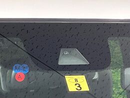 【ホンダセンシング】走行中に前方の車両等を認識し、衝突しそうな時は警報とブレーキで衝突回避と被害軽減をアシスト。より安全にドライブをお楽しみいただけます。