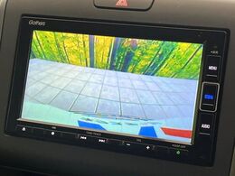 【バックカメラ】駐車時に後方がリアルタイム映像で確認できます。大型商業施設や立体駐車場での駐車時や、夜間のバック時に大活躍！運転スキルに関わらず、今や必須となった装備のひとつです！