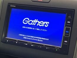 【純正ナビ】人気の純正ナビを装備しております。ナビの使いやすさはもちろん、オーディオ機能も充実！キャンプや旅行はもちろん、通勤や買い物など普段のドライブも楽しくなるはず♪