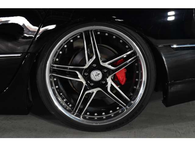 ご納車前の追加カスタムも行えます。希望ナンバーや電球交換・ホイール交換・エアロ取付などなど様々なご要望にお応えします！在庫車両の中からホイール交換も可能です！