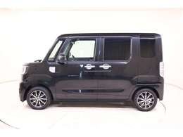 ブラックマイカメタリック色のボデーカラーに純正のアルミホイールがマッチしています