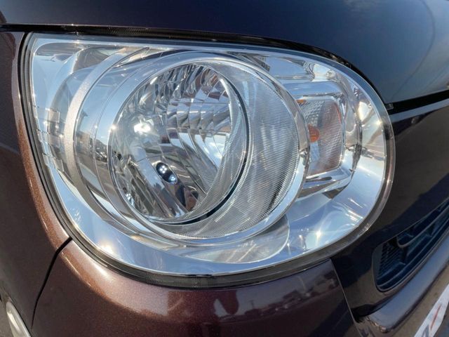【LEDヘッドライト】悪天候や夜間走行時も良好な視界を確保し安心して運転できる高輝度LEDヘッドライトを装備！点灯速度が早く、消費電力も抑えられています。