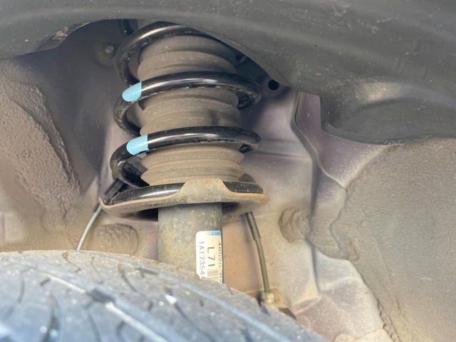お車を安心してお乗りいただく為には、足回りの定期点検が欠かせません。サービスサポート（有償保証）では無料点検もご提供しており、安心のカーライフをお過ごしいただけるサポート体制が整っています。