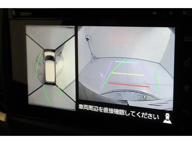 後退時に全方位カメラが作動し、周囲の状況が確認できます。