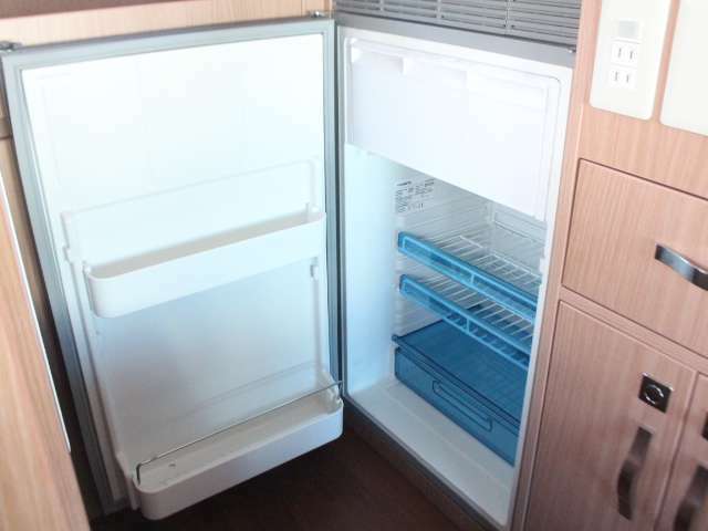 冷蔵庫です！いつでも冷たい飲み物をお飲みいただけますよ♪12Vサブバッテリーより電力供給しています。