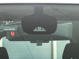 【エマージェンシーブレーキ】走行中に前方の車両等を認識し、衝突しそうな時は警報とブレーキで衝突回避と被害軽減をアシスト。より安全にドライブをお楽しみいただけます。