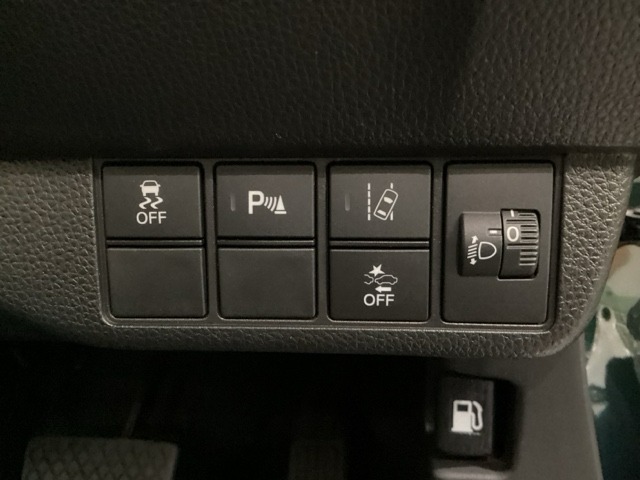 ハンドルの右側にはヘッドライトレベライザーとHondaセンシング用のメインスイッチがついています。ヘッドライトレベライザーは道路状況や積荷の加重に応じてライトの高さを調節できます。