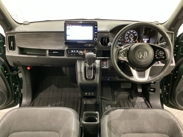 車内は光触媒抗菌消臭施工済です。インパネ周りはスタイリッシュなデザインです。グローブボックスやカップホルダーのほかにトレーなどたくさんの収納スペースが付いています。