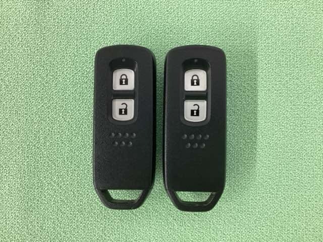 スマートキーを装備しています。鍵を差し込むことなくドアロックの開け閉めと、スタートボタン操作でのエンジンスタートができます。スペアキーも同じものを用意しております。