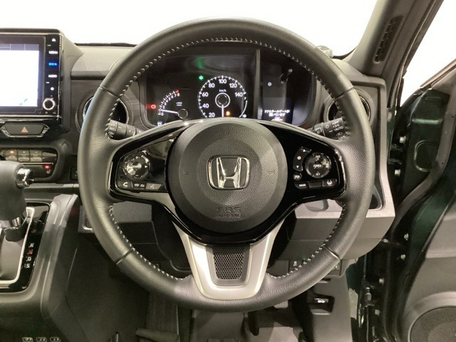 ハンドルにHondaセンシング系のクルーズコントロールやレーンキープアシストなどのスイッチと、オーディオの操作スイッチが装備されています。ハンドルから手を離さず安全に操作できます。