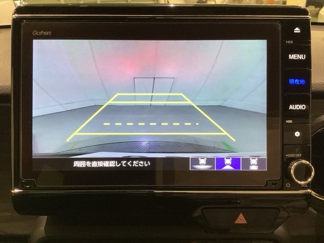 バックでの車庫入れも安心です！　リアカメラが付いているバックモニター付のナビを装備しております。操作線もついており距離感も画面から確認できます。