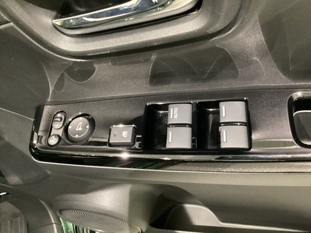 ハンドルの右側に電動格納付きパワーミラーの操作スイッチがついています。左右のサイドミラーの角度調節も微調整ができて便利です。パワーウインドウは運転席でドア4枚とも上下の操作ができるようになっています。