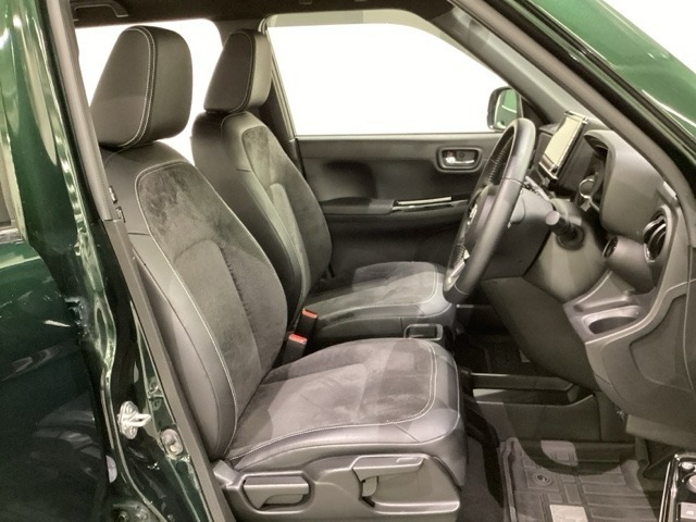 女性でも運転がしやすいようにシートの高さ調整機能（シートリフター）がついています。座面も厚みがあり背もたれも高く、ゆったりくつろいでお乗りいただけるシートです。