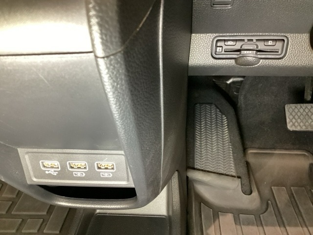 ハンドルの左下にETCがついています。高速道路の料金所の通過も楽々です。　カードの取り出しもしやすい場所についています。