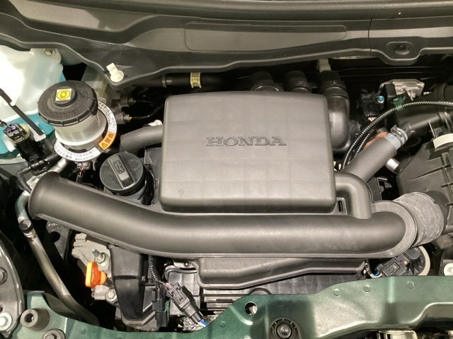 ホンダスタッフがしっかり整備して保証付きにてお渡し致します。エンジンルーム＆室内ルームともにクリーニング済みで清潔です。快適なドライブをお楽しみください。