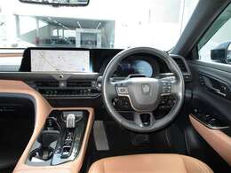 クラウンスポーツの運転席周りです。