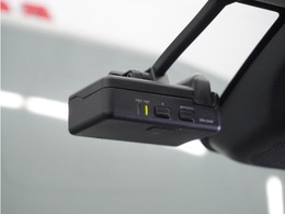◆ドライブレコーダー◆映像・音声などを記録する自動車用の装置です。　もしもの事故の際の記録はもちろん、旅行の際の思い出としてドライブの映像を楽しむことができます。