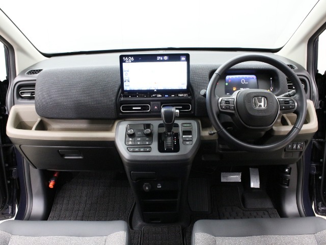 シンプルでスタイリッシュなインパネ周りです！飽きのこないデザインです。