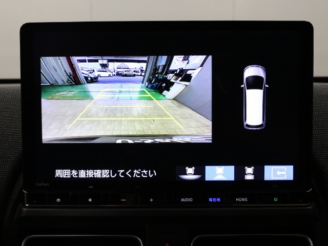 【バックカメラ】駐車時に後方がリアルタイム映像で確認できます。大型商業施設や立体駐車場での駐車時や、夜間のバック時に大活躍！運転スキルに関わらず、今や必須となった装備のひとつです！