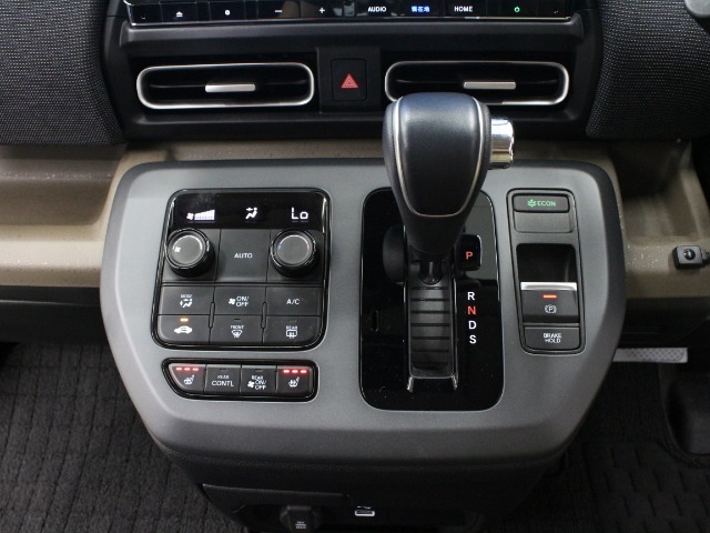 【シートヒーター】寒い日に重宝するシートヒーター！エアコンより早く温まってくれるので寒がりの人も安心ですね♪エアコンの温風は乾燥するから苦手、という方にもをおすすめです。