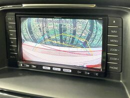 【バックカメラ】駐車時に後方がリアルタイム映像で確認できます。大型商業施設や立体駐車場での駐車時や、夜間のバック時に大活躍！運転スキルに関わらず、今や必須となった装備のひとつです！