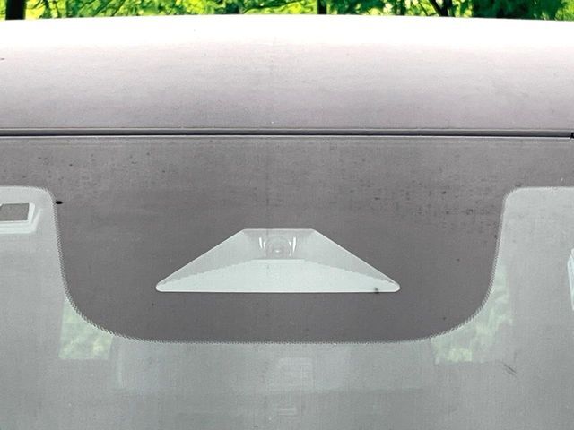 【ホンダセンシング】走行中に前方の車両等を認識し、衝突しそうな時は警報とブレーキで衝突回避と被害軽減をアシスト。より安全にドライブをお楽しみいただけます。