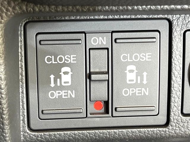 【両側パワースライドドア】スマートキーや運転席のスイッチで後席両側スライドドアの開閉が可能♪電動だから力を入れてドアを開ける必要が無く、小さなお子様でも簡単に開け閉めでき快適です♪