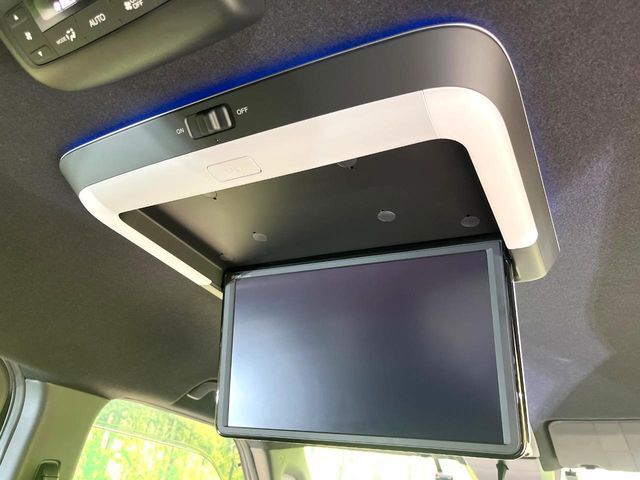 【フリップダウンモニター】大画面モニターで後席でもエンタメをお楽しみいただけます。小さなお子様にも大人気の装備です♪