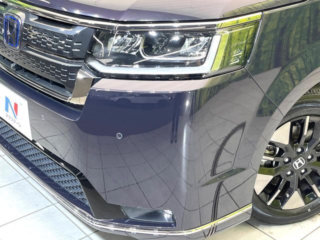 【LEDヘッドライト】悪天候や夜間走行時も良好な視界を確保し安心して運転できる高輝度LEDヘッドライトを装備！点灯速度が早く、消費電力も抑えられています。