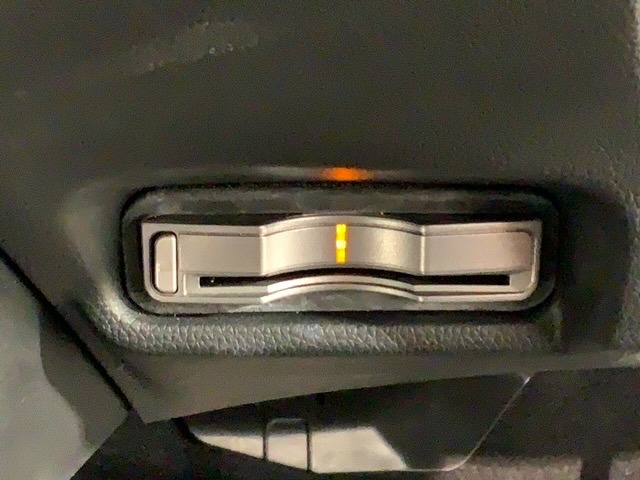 いまや快適なカーライフに欠かせないETCが付いています。