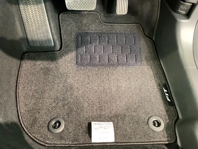 新品の純正フロアマット付きです。ドライブの際に気分良く乗って頂けます。