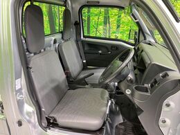 運転席シート廻りは使用感も少なく、良好な状態となっています。丁寧に使われていたことがよくわかりますね。