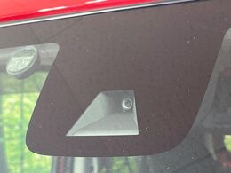 【エマージェンシーブレーキ】走行中に前方の車両等を認識し、衝突しそうな時は警報とブレーキで衝突回避と被害軽減をアシスト。より安全にドライブをお楽しみいただけます。