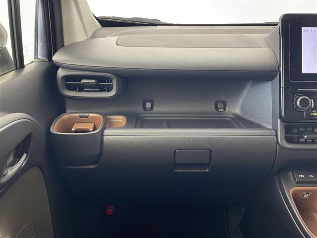 【グローブボックス】車検証ケースや、日頃使う小物類の収納に便利ですね！