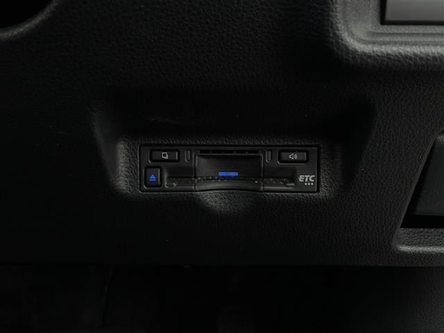 【ETC】有料道路を利用する際に料金所で停止することなく通過できる、ETC車載器（ノンストップ自動料金収受システム機器）が装備されています。セットアップを行うことで利用可能になります。