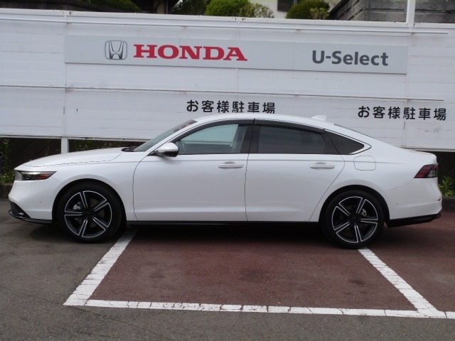 当社は自社整備工場で点検整備を実施してからご納車させていただきます。車検期間が残っている場合は12ヶ月点検整備を、車検整備付きの場合は車検整備を実施します。整備費用は車両本体価格に含まれています