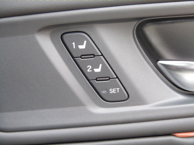 パワーシート装備2名分の運転席設定を記憶・呼び出しが出来ます。