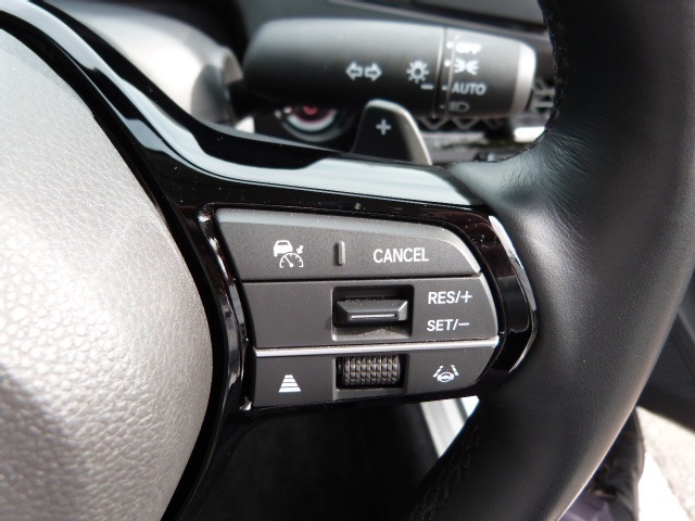 【クルーズコントロール】ステアリングのスイッチを操作することで、一定の速度に車速を制御します。高速道路の長距離運転などでドライバーの負担を軽減します。